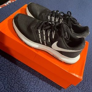 Size 7.5 women’s Nike sneakers